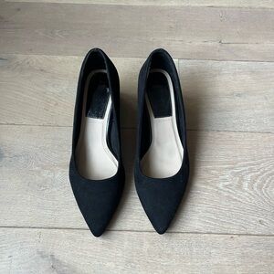 Elegant black suede block heel